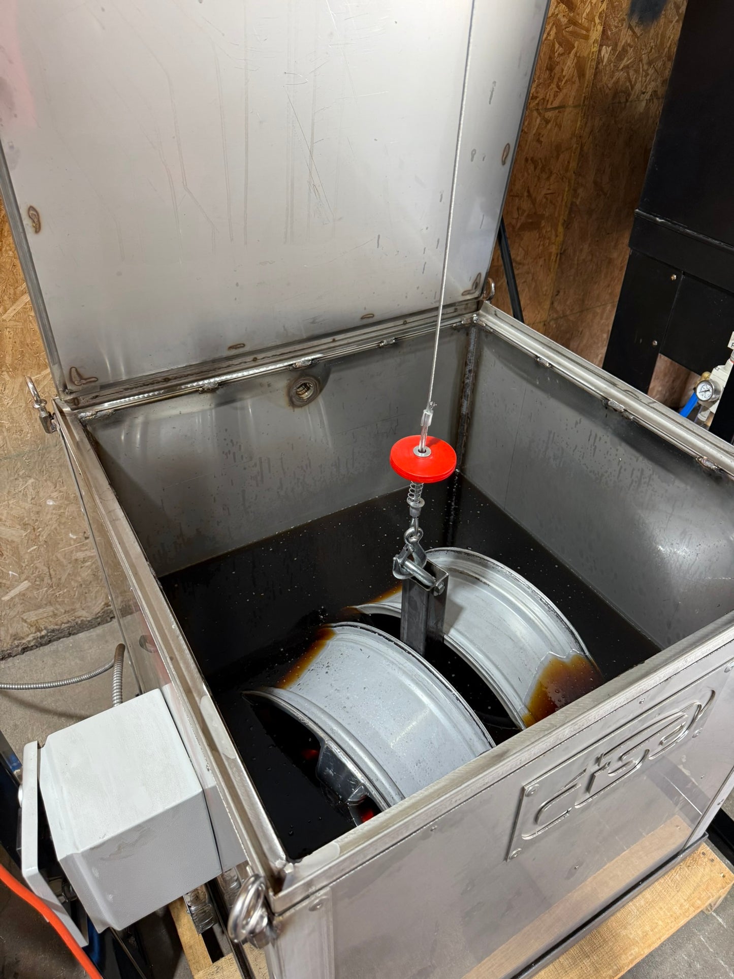 16339 -STAINLESS STEEL- INSULATED - HEATED STRIP TANK 2